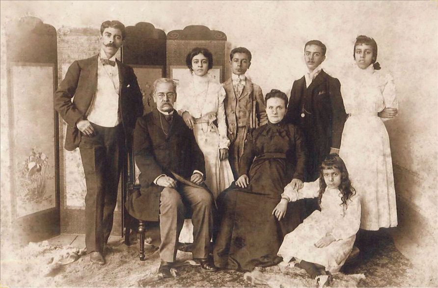 1903 La familia Palma-Román Ricardo Palma junto a su esposa Cristina Román, sus hijos Clemente, Angélica, Ricardo, Vital, Augusta y Renée