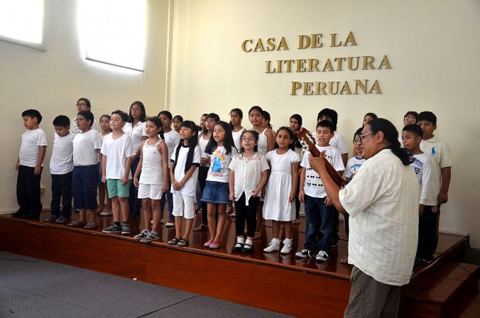 Presentación del Coro Paco Yunque durante la clausura de los talleres de verano 2016. 