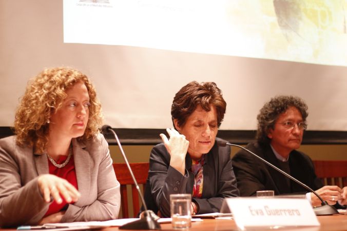 Violeta Barrientos (centro), Eva Guerrero (izquierda) y Luis Rebaza Soraluz durante su participación en la mesa de balance del congreso. (Foto: Marco González)
