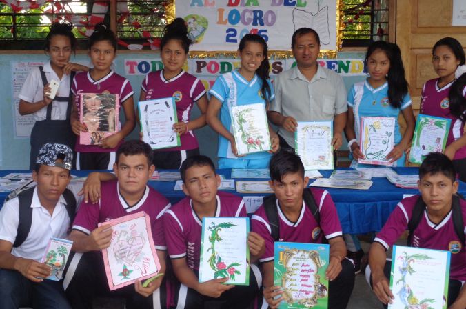 Profesor Julio Walter Chávez Oyarce junto a sus estudiantes. 