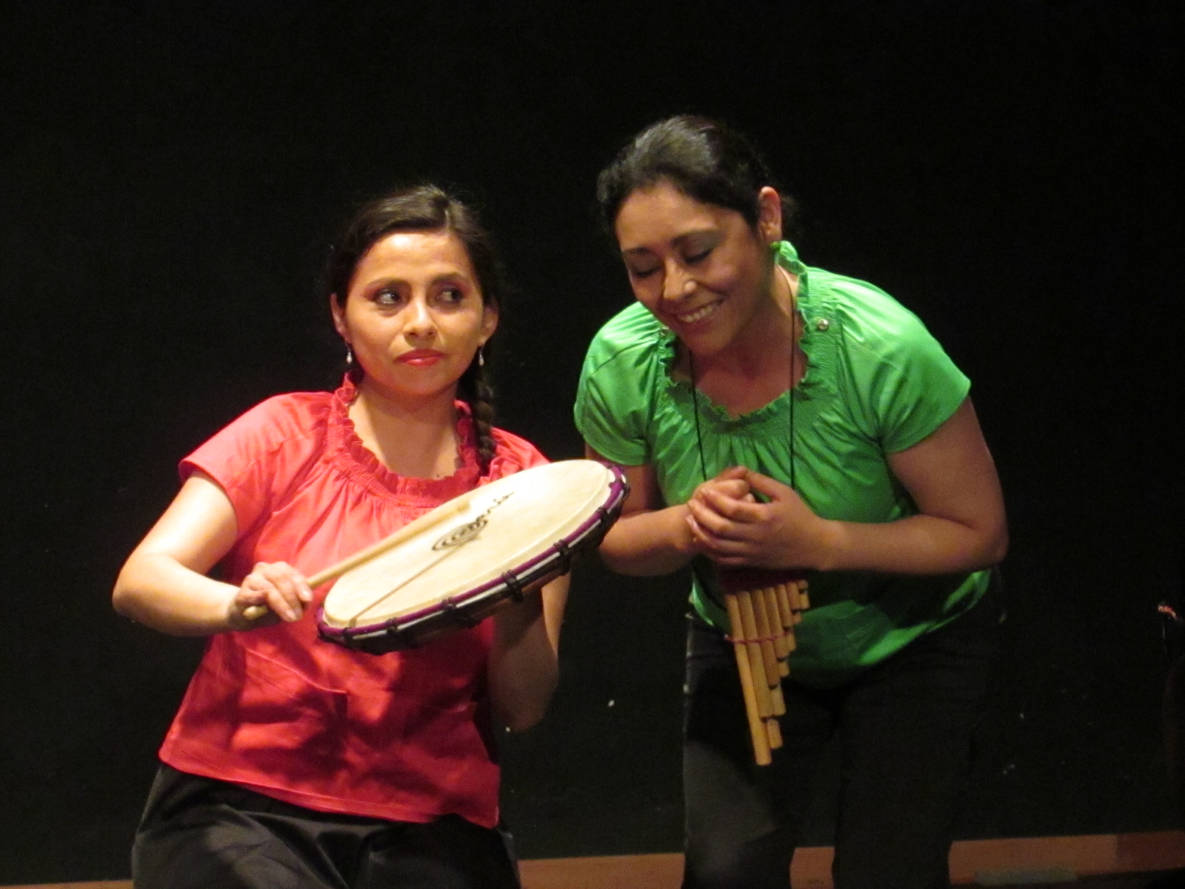 La puesta en escena narra el encuentro entre dos mujeres. y el inicio de un diálogo entre ellas. (Foto: Hamuy Teatro)