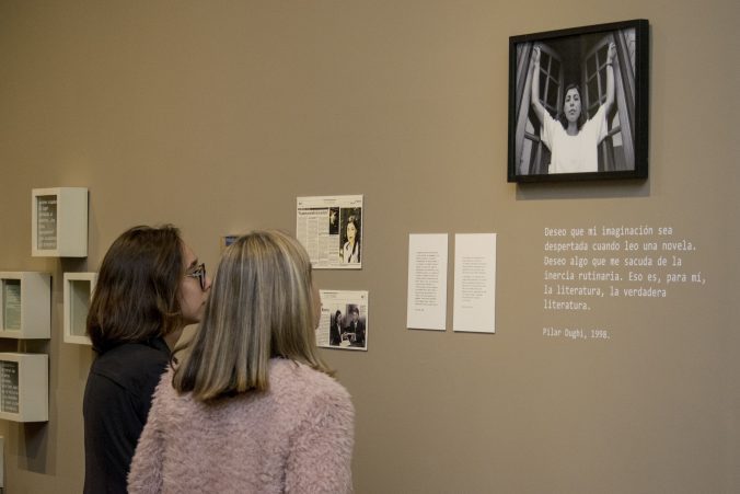 La narradora Pilar Dughi se encuentra presente en la exposición La vida sin plazos. Escritoras en la ciudad de los 90, que se inauguró recientemente en la Casa de la Literatura. (Foto: Tom Quiroz)