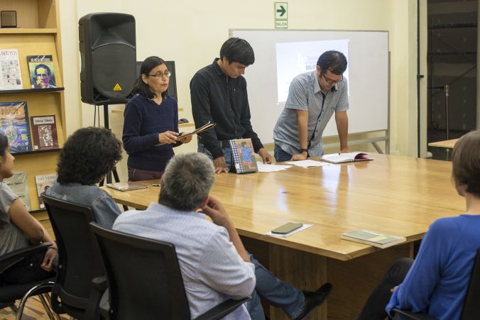 El equipo de Biblioteca y los jurados presentaron la cuarta edición del Concurso de Microrrelatos Bibliotecuento. (Foto: Jaime Cabrera)