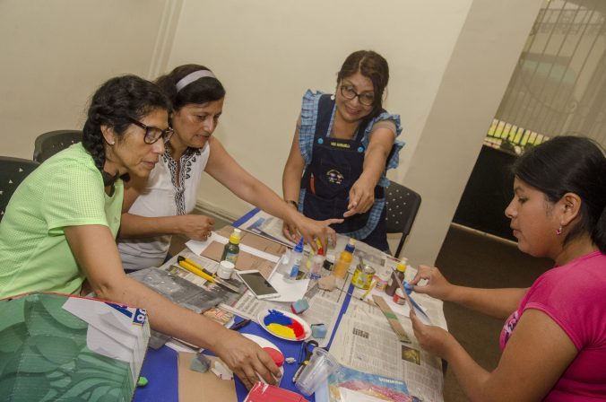 Uno de los talleres dirigidos a docentes será el de edición de libros cartoneros. (Foto: Tom Quiroz).