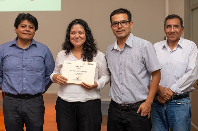 La ganadora de Bibliotecuento 2019 con su diploma e integrantes del jurado. A la izquierda, Leonardo Dolores, titular de la Dirección del Libro, del Ministerio de Cultura. (Foto: Diego Díaz)