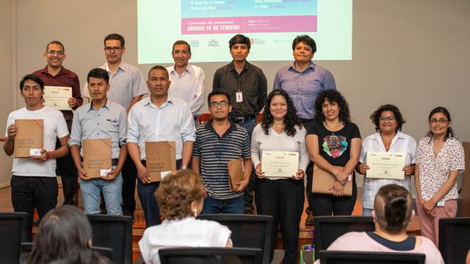 Foto grupal de la ganadora, finalistas y menciones honrosas del concurso. (Foto: Diego Díaz)