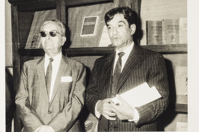 Luis E. Valcárcel y Juan Mejía Baca en la presentación de los tres volúmenes de Historia del Perú Antiguo en 1964. (Archivo Juan Mejía Baca)