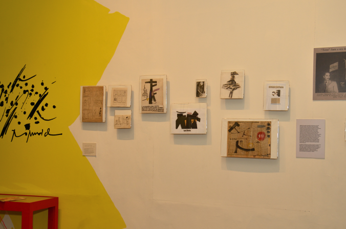 Mural ubicado en la sección Compro y Compromiso de la exposición Alejandro Romualdo. En la extensión de la palabra. Se aprecian piezas de arte Katawa. (Foto: Diego Díaz / Casa de la Literatura Peruana)