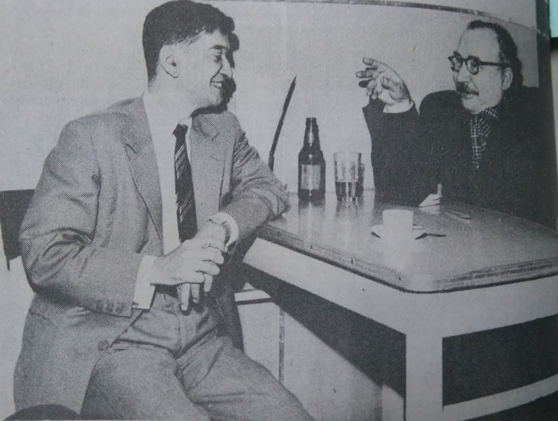Juan Mejía Baca y Martín Adán conversando en un café bar de jirón Azángaro en 1963. (Foto publicada en Careta N°918, agosto 1986)