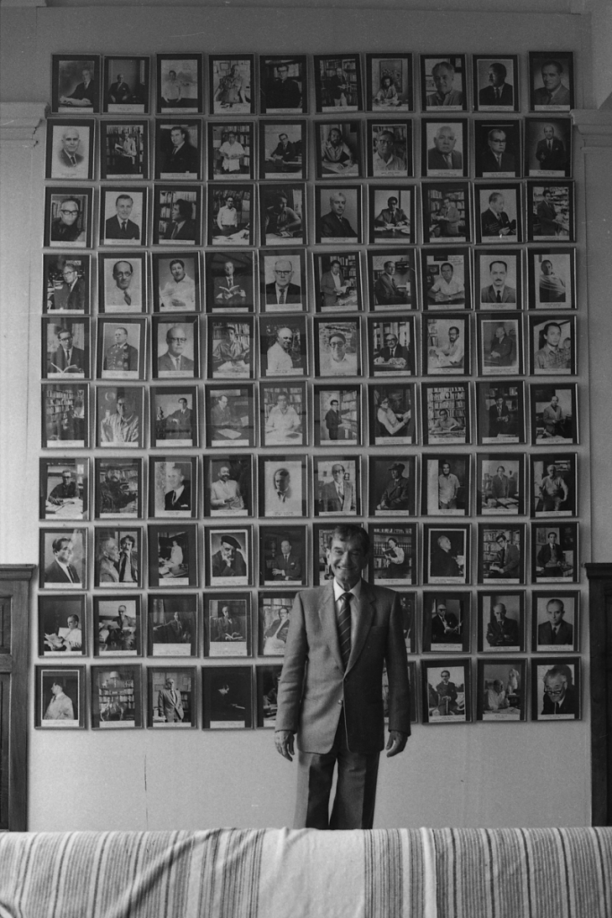 Juan Mejía Baca como director de la Biblioteca Nacional del Perú. Lima, 1987. (Foto: Archivo Caretas)