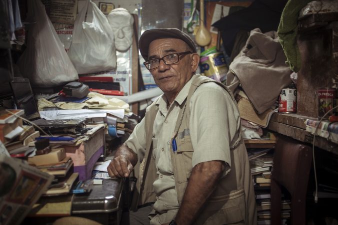 Cronwell Jara es un maestro del cuento. Aquí en una instantánea en el que fue su rincón de trabajo en la Universidad Villarreal. (Foto: Handrez García/Casa de la Literatura)