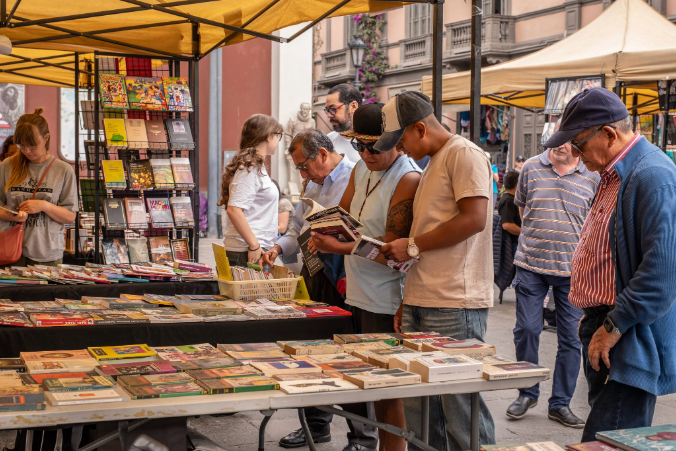 Los stands de venta proporcionados por la Casa se ubican en el frontis , en el eje peatonal de los jirones Carabaya y Áncash. (Foto: Tom Quiroz)